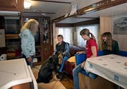 Die Familie Rodel mit Karin, Hund Zorro, Alex, Celine und Nadine in ihrem Wohnwagen. (Bild: Corinne Glanzmann (Luzern, 11. Oktober 2018))
