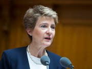 Die EU-Innenminister diskutieren am Freitag in Luxemburg über die Ausweitung des Mandates für die EU-Grenzschutzagentur Frontex. Diese soll mehr Leute und mehr Kompetenzen erhalten. Die Schweiz stehe dem «sehr skeptisch» gegenüber, sagte Bundesrätin Simonetta Sommaruga kurz vor dem Treffen. (Bild: KEYSTONE/PETER KLAUNZER)