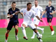 Englands Verteidiger Kyle Walker (Mitte) kommt vor Ivan Perisic (links) an den Ball (Bild: KEYSTONE/EPA/ANTONIO BAT)