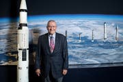 Fred Haise im Verkehrshaus neben einem Modell der Saturn V, welche für die Apollo-Missionen entwickelt worden ist. (Bild: Boris Bürgisser (Luzern, 12. Oktober 2018))