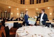 Im historischen Casinosaal wird das Publikum vermehrt Kultur und Essen zugleich konsumieren: TMGZ-Intendant Samuel Steinemann (links) und Niculin Peter, Leiter des Restaurants Theater Casino, decken die festliche Tafel.