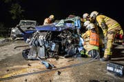 Das völlig demolierte Auto der 27-jährigen Autolenkerin nach der Frontalkollision.