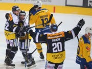 Jubelnde Ambri-Spieler und hängende Köpfe bei den Davosern (Bild: KEYSTONE/ALESSANDRO CRINARI)