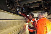 Bei einer Kontrolle im Schwerverkehrszentrum in Erstfeld wurde bei einem Lastwagen unter anderem technische Mängel registriert. (Symbolbild: Urs Hanhart)