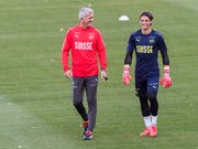 Gegen Belgien gefordert: der Schweizer Nationalcoach Vladimir Petkovic und Goalie Yann Sommer (Bild: KEYSTONE/AP/GEERT VANDEN WIJNGAERT)