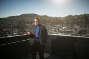 Christian Geiger unterhält sich mit der Beta-Version des künftigen Gehilfen der Stadtverwaltung. (Bild: Benjamin Manser)