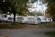 Blick auf das provisorische Wohnwagendorf der Schausteller, das während der Määs am Alpenquai steht. Bild: Corinne Glanzmann (Luzern, 11. Oktober 2018)