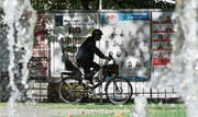 Ein Velofahrer passiert in Luxemburg Wahlplakate der liberalen DP und der rechtskonservativen ADR. (John Thys/AFP, 1. Oktober 2018)