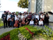 Das Thurgauer Seniorenorchester posiert in den Kostümen der Belle Epoque nach dem Probentag vor dem Napoleonmuseum auf dem Arenenberg. (Bild: Regula Raas)