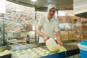 Käsermeister Walter Grob bei der Arbeit in seiner Schaukäserei in Engelberg. (Bild: PD)