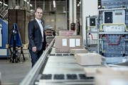 Competec-Gründer Roland Brack im Willisauer Hauptlager. (Bild: Pius Amrein, 25. August 2016)