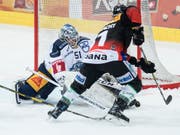 Thomas Rüfenacht scheitert an Zugs Torhüter Tobias Stephan (Bild: KEYSTONE/PETER SCHNEIDER)