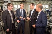Heinz Erb, Leiter RAV Thurgau, und Daniel Wessner, Chef des Amtes für Wirtschaft, tauschen sich mit Gerold Eger, Geschäftsführer Baumer Electric AG, und dem Baumer-Personalchef Marco Schaffner aus. (Bild: Reto Martin)