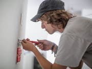 Über die Hälfte der Schweizer Jugendlichen, welche im Sommer die obligatorische Schulzeit beendet haben, entschied sich für eine «Stifti». Elektroinstallateur ist bei den Männern einer der beliebtesten Berufe. (Bild: Keystone/GAETAN BALLY)