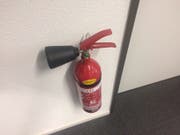 Ob der Feuerlöscher ordnungsgemäss an der Wand angebracht gewesen ist, liess sich nicht mehr zweifelsfrei herausfinden. (Bild: Sabine Schmid)