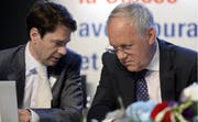 Generalsekretär Stefan Brupbacher, links, und Bundesrat Johann Schneider-Ammann, rechts, an der FDP Delegiertenversammlung in Baden (AG) am Samstag, 4. Mai 2013. (KEYSTONE/Walter Bieri)
