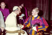 Papst Paul VI. verabschiedet Peter Brunschwiler. Der Weinfelder diente vier Jahre in der Schweizer Garde. (Bild: Privatarchiv Peter Brunschwiler)