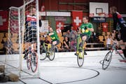 Matias Klarer und Adrian Osterwalder (in Grün) bestreiten heute ihr letztes Olma-Radballturnier. (Bild: Urs Bucher)