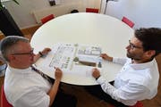 Volksschulpräsident Christoph Kohler und Stellvertreter Samuel Oberholzer mit der Visualisierung des neuen Kindergartens. (Bild: Manuel Nagel)