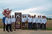Das Organisationskomitee des Aargauer Kantonalschwingfests steht vor dem Festplatz «Chäbere». (Bild: Christian Breitschmid)