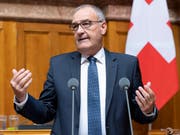 Verteidigungsminister Guy Parmelin soll dafür sorgen, dass die neue Spesenregelung in seinem Departement rasch und konsequent umgesetzt wird. Das fordert die Geschäftsprüfungskommission des Nationalrates. (Bild: KEYSTONE/ANTHONY ANEX)