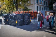 Die Polizei blockiert die Zufahrtsstrassen mit Wassertanks. (Bild: Benjamin Manser)