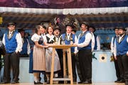 Der Jodelclub Bärgfründe probt in der Mehrzweckhalle für das Singspiel Eigenthaler Bärgchöuibi. (Bild: Eveline Beerkircher (Schwarzenberg, 9. Oktober 2018))