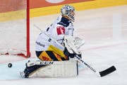 Trotz einer starken Leistung muss Zugs Torhüter Tobias Stephan den Treffer zum 2:0 hinnehmen. (Bild: Keystone/Peter Schneider (12. Oktober 2018))
