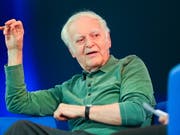 Der Schweizer Autor Adolf Muschg auf dem «Blauen Sofa» an der Frankfurter Buchmesse: Das «Gefühl einer kollektiven Schuld» entwickelt sich in Japan erst allmählich, sagte er im Gespräch über seinen jüngsten Roman «Heimkehr nach Fukushima». (Bild: KEYSTONE/EPA/HAYOUNG JEON)