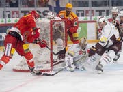 Servette-Hüter Robert Mayer hat gegen Biel (hier gegen Damien Brunner) alle Hände voll zu tun (Bild: KEYSTONE/MARCEL BIERI)