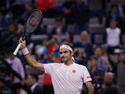 Roger Federer darf sich in Schanghai von den Fans nach seinem Gala-Auftritt feiern lassen (Bild: KEYSTONE/AP/ANDY WONG)