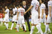 Enttäuschte Schweizer trotten, getröstet von Trainer Vladimir Petkovic, nach der Niederlage gegen Belgien vom Feld. (Bild: Keystone)