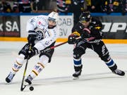 Fribourgs Laurent Meunier kann Luganos Giovanni Morini nicht stoppen (Bild: KEYSTONE/JEAN-CHRISTOPHE BOTT)