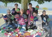 Die Strick-Trick-Frauen zeigen ihre Werke: Irene Leuthold, Irmgard Sonnberger, Rosa Gianola, Gruppenleiterin Cordelia Donatsch, Margrit Gemperle und Frieda Egli. (Bild: Margrith Pfister-Kübler)