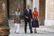 Der spanische König Felipe (Foto vom Sommer mit Königin Letizia (r.) und seiner Mutter Sofia) wird mit seiner Frau die vom Unwetter zerstörte Insel Mallorca besuchen. (Bild: Keystone, 3.August 2018)
