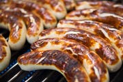 Gilt speziell in Fussballerkreisen als legendär: Die Bratwurst der St.Galler Metzgerei Bechinger. (Bild: Urs Jaudas)