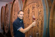 Roman Rutishauser führt sein Weingut in Thal in dritter Generation. (Bild: Ralph Ribi)