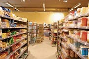 Ein Blick in die Regale der Migros Bütschwil vor ihrer Eröffnung. Mittlerweile herrscht da reger Verkaufsbetrieb. (Bild: Corinne Bischof)