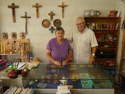 Annemarie Lippitz-Bissig und Mäni Camenzind blicken auf jahrelange ehrenamtliche Tätigkeit in der Flohstube in Attinghausen. (Bild: Hans Gisler)