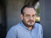 Der Schweizer Autor Jonas Lüscher ist zornig über aufkeimenden Nationalismus und erstarkenden Rechtspopulismus in Europa. Deshalb stellt er sein Romanprojekt hintenan und ruft zu politischem Protest auf die Strasse. (Bild: KEYSTONE/CHRISTIAN BEUTLER)
