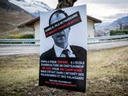 Wegen diesen diffamierenden Plakaten ist ein früheres SVP-Mitglied im Wallis zu einer Bewährungsstrafe verurteilt worden. (Bild: Keystone/OLIVIER MAIRE)