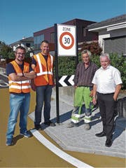 Michael Bühler, Guido Seiz, Pius Meyer und Gemeindepräsident Roland Wälter (v. l.) eröffneten gemeinsam die neue Tempo-30-Zone Stockstrasse und Gmeindstrasse in Diepoldsau. (Bild: Ulrike Huber)