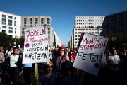 Demonstranten in Berlin. (Bild: EPA/KAMIL ZIHNIOGLU)
