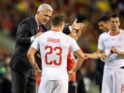 Nationaltrainer Vladimir Petkovic im Gespräch mit Spielmacher Xherdan Shaqiri (Bild: KEYSTONE/ENNIO LEANZA)
