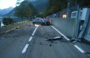 Das Auto und das Rolltor wurden beim Unfall auf der Bauerstrasse in Seedorf stark beschädigt. (Bild: Kapo Uri (Seedorf, 12. Oktober 2018))