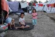 Kinder spielen im Flüchtlingscamp Moira. (Bild: Milos Bicanski/Getty (24. September 2018))