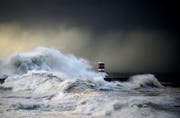 Bereits im Februar 2014 wurde die portugiesische Küste - im Bild Porto - von einem starken Sturm heimgesucht. Nun bahnt sich mit «Leslie» erneut ein schwerer Orkan an. (Symbolbild: AP Photo/Paulo Duarte)