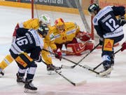 Biels Ersatzgoalie Elien Paupe wehrt sich gegen die Zuger Angreifer Lino Martschini und Yannick Lammer (Bild: KEYSTONE/URS FLUEELER)