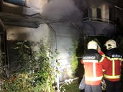 In einem Mehrfamilienhaus im aargauischen Neuenhof ist am Freitagabend ein Brand ausgebrochen. Die Feuerwehr musste das Haus evakuieren. Zwei Bewohner wurden zur Untersuchung ins Spital gebracht. (Bild: KAPO AG)