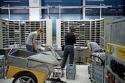 Im neuen Zentrum im Haus von Glas Trösch laufen die Fäden für Pakete und Briefe für Nidwaldner Empfänger zusammen. (Bild: Corinne Glanzmann (Stans, 10. Oktober 2018))